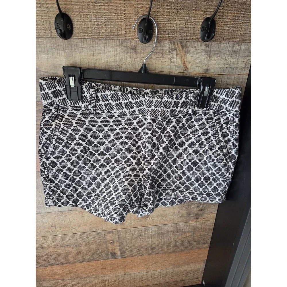 Khakis by Gap City 3 Inch shorts in a black and white geometric pattern